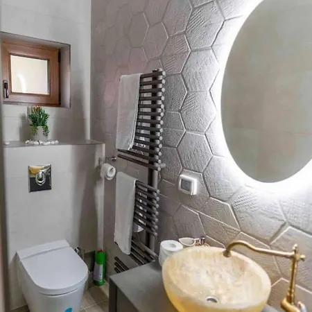 Tiny Home In The Old Center Апартаменти